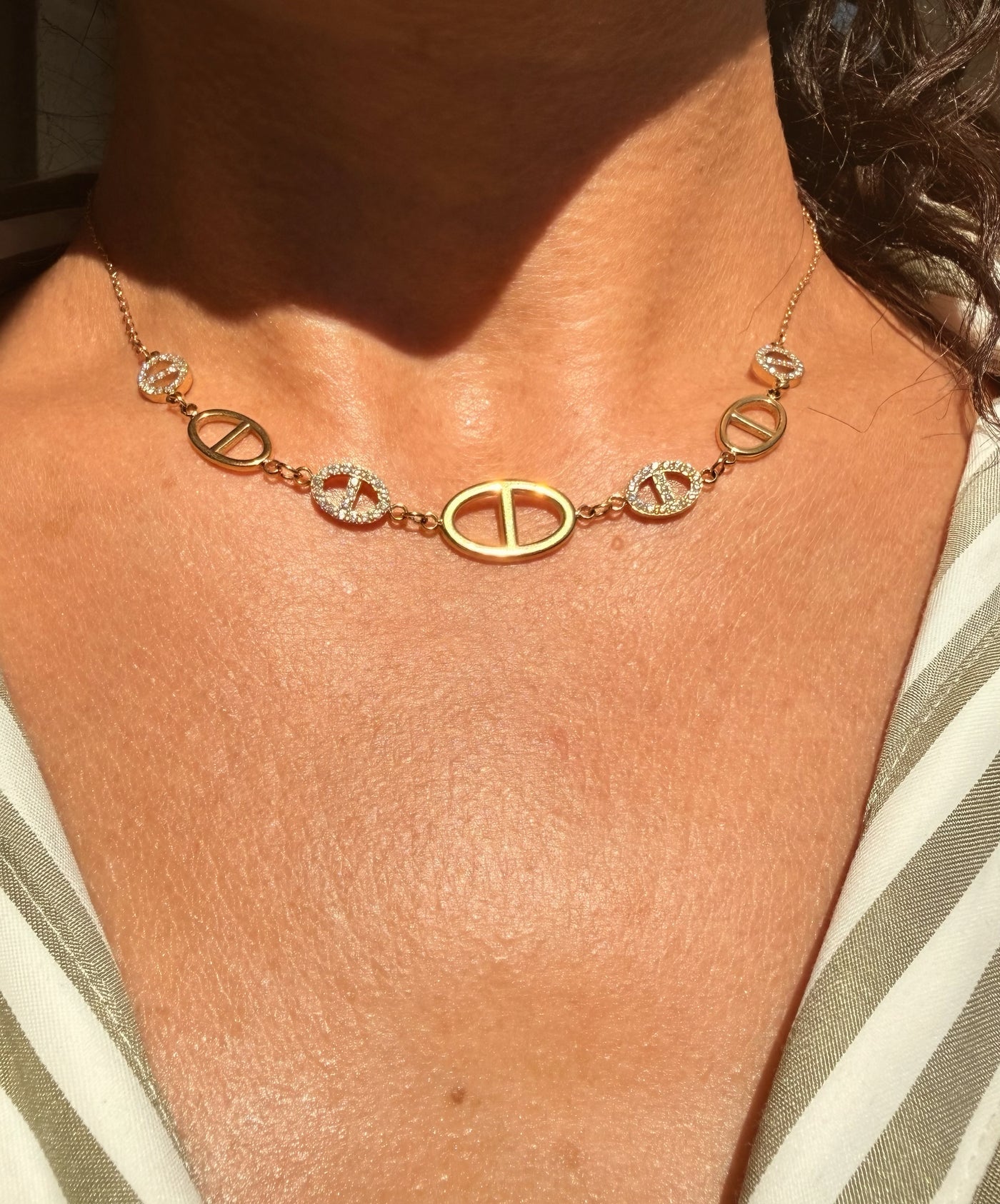 Collier Angèle doré porté — Saeya Jewels