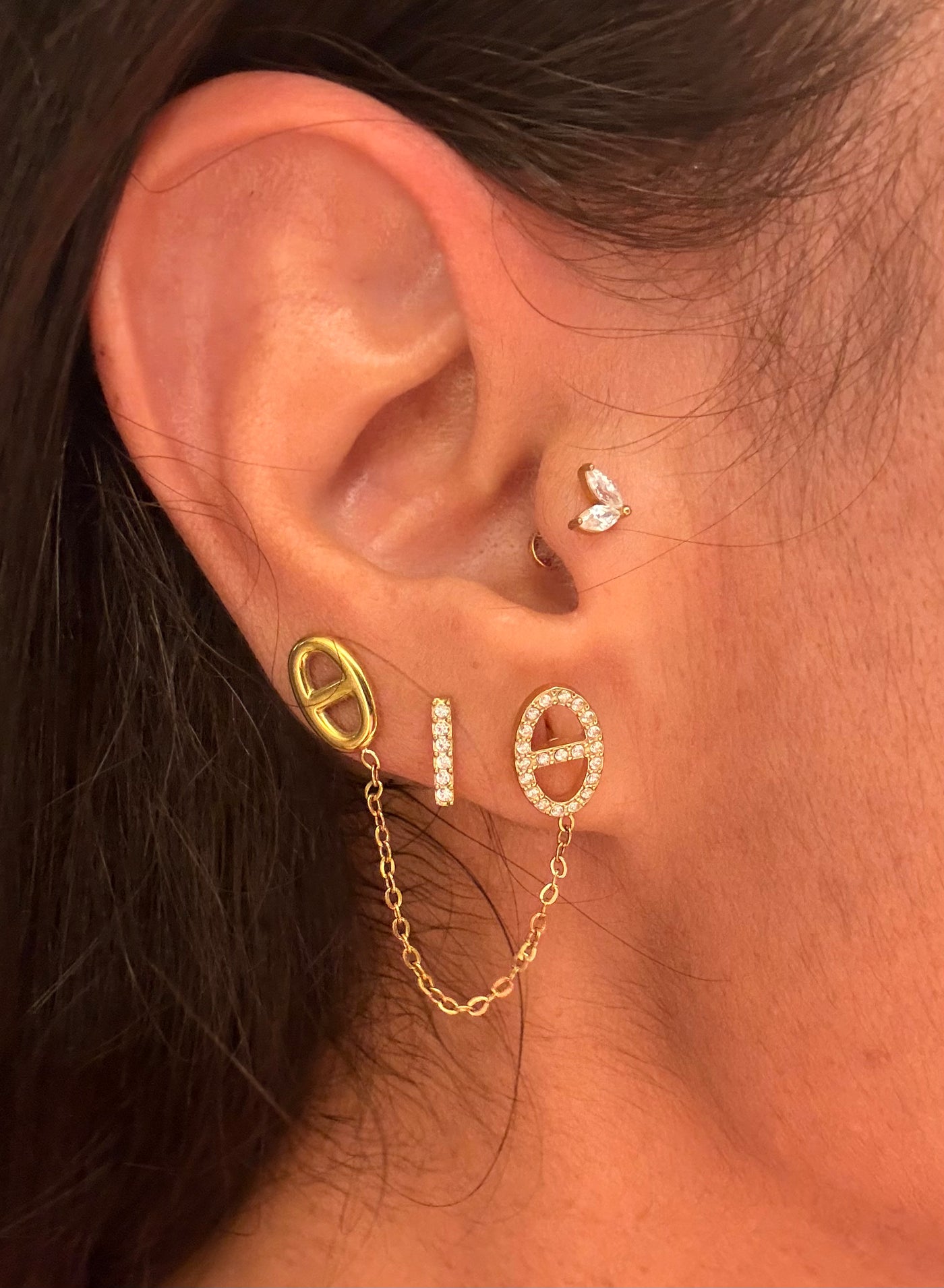Boucle d’oreille double Ora dorée portée — Saeya Jewels