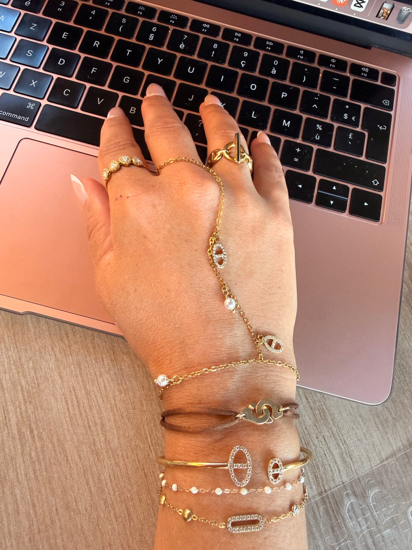 Chaîne de main Marly dorée portée — Saeya Jewels