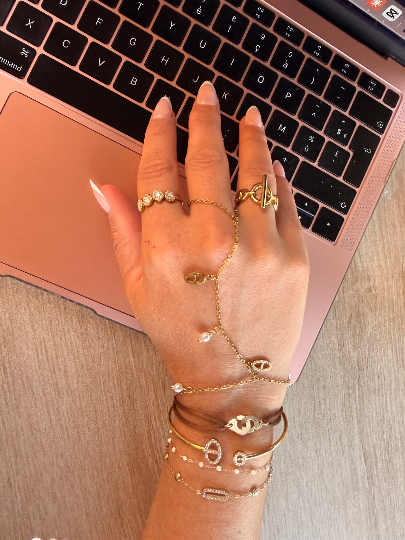 Jonc Destiny doré porté — Saeya Jewels