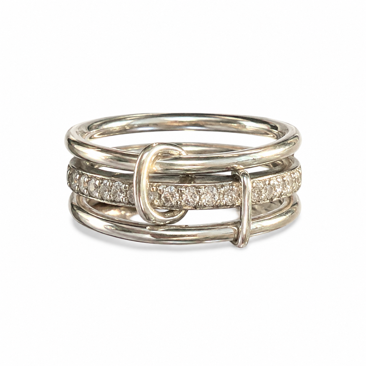 Bague Bella argentée sur fond blanc