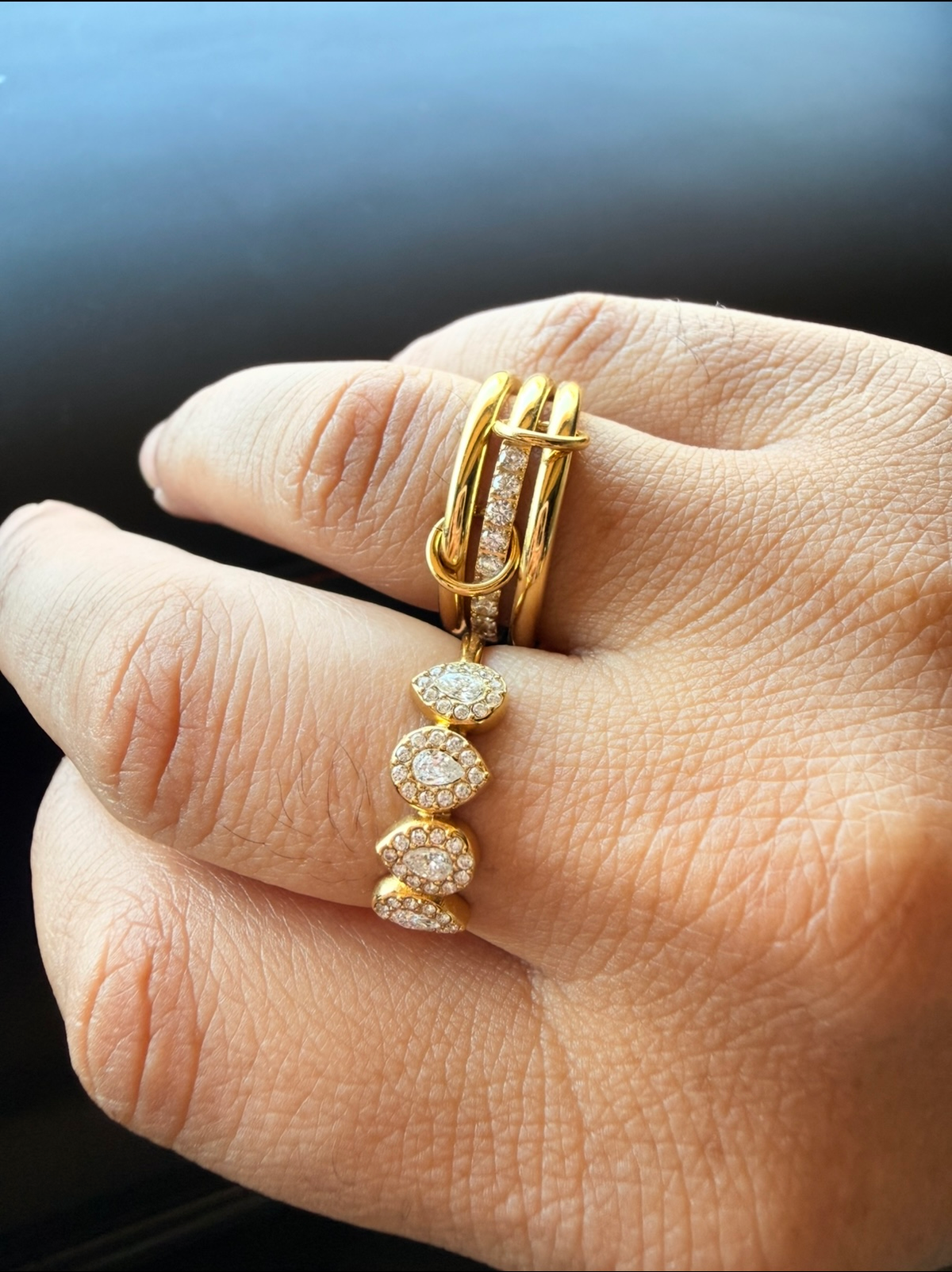 Bague Bella dorée portée sur la main