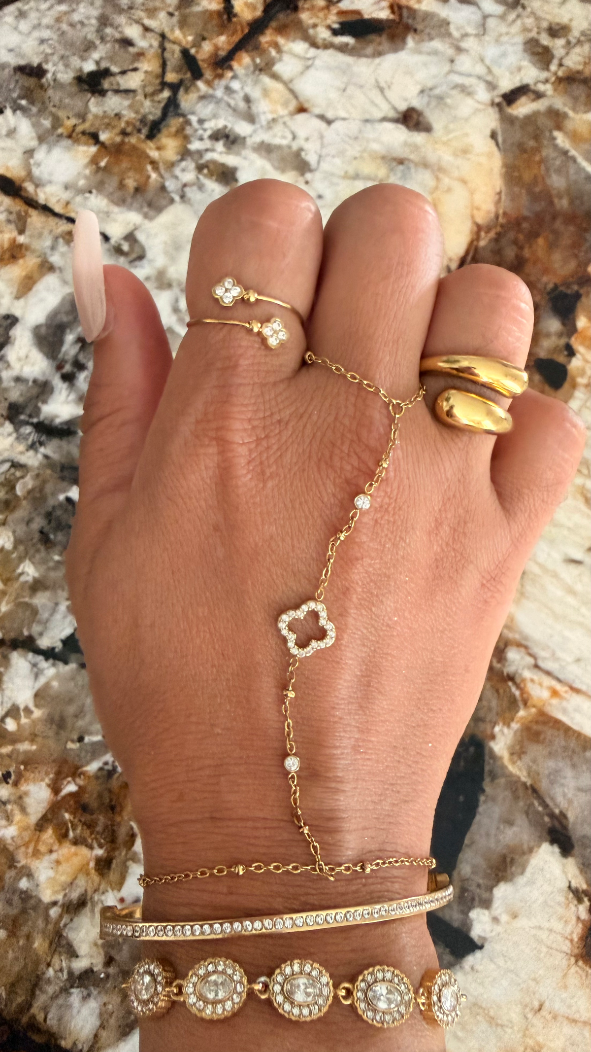 Bague Emy, jonc Joya et bracelet Alma portés ensemble avec une chaîne de main Saeya