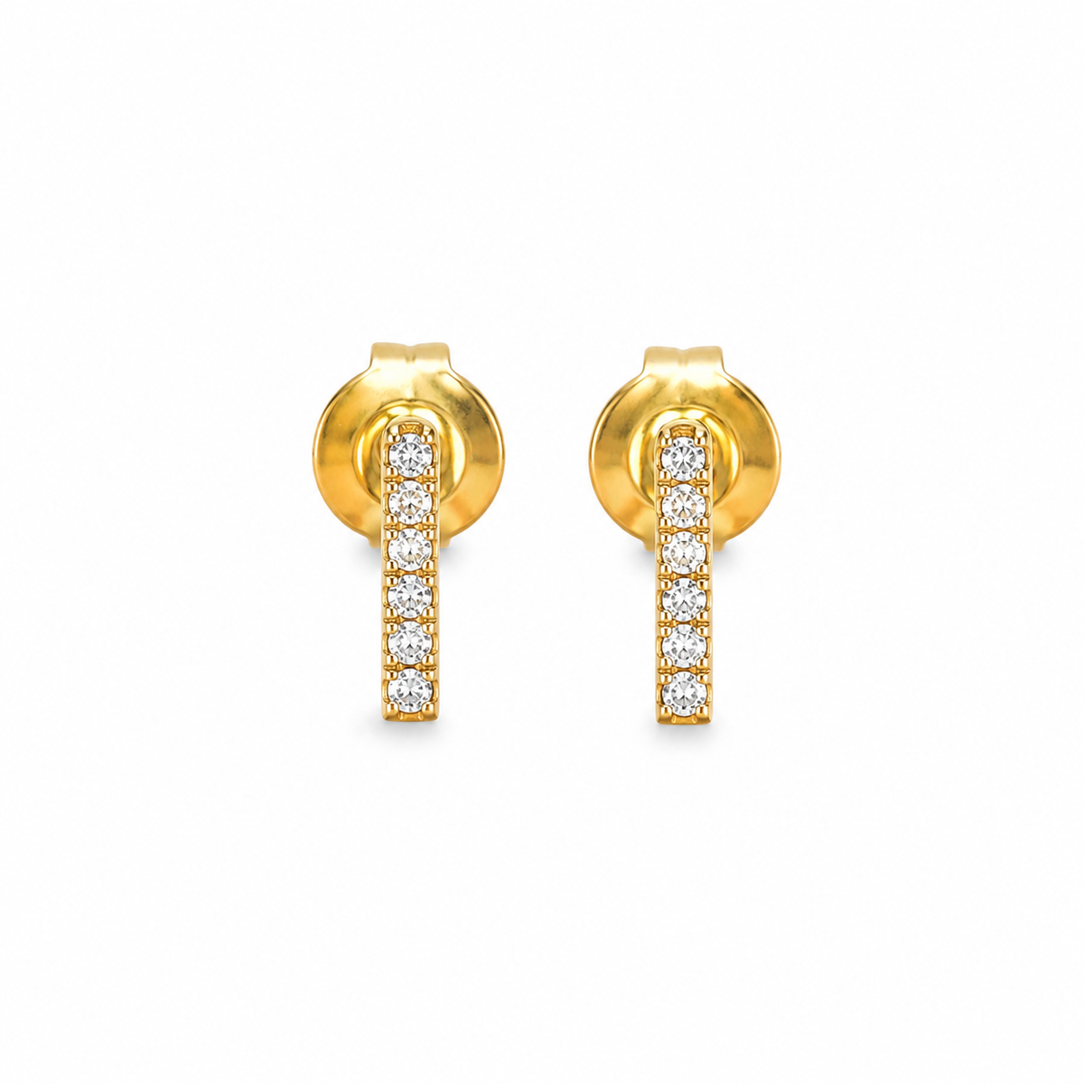 Boucles d’oreilles Ève dorées avec barre de pierres sur fond blanc