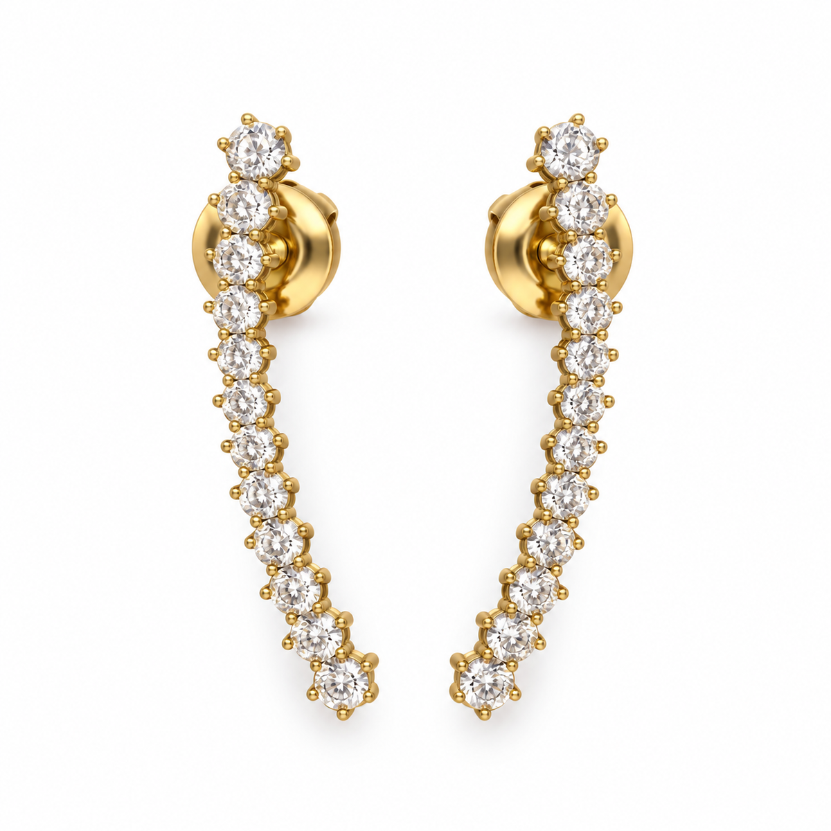Boucles d’oreilles Lydia dorées, fines lignes courbes de pierres transparentes, sur fond blanc