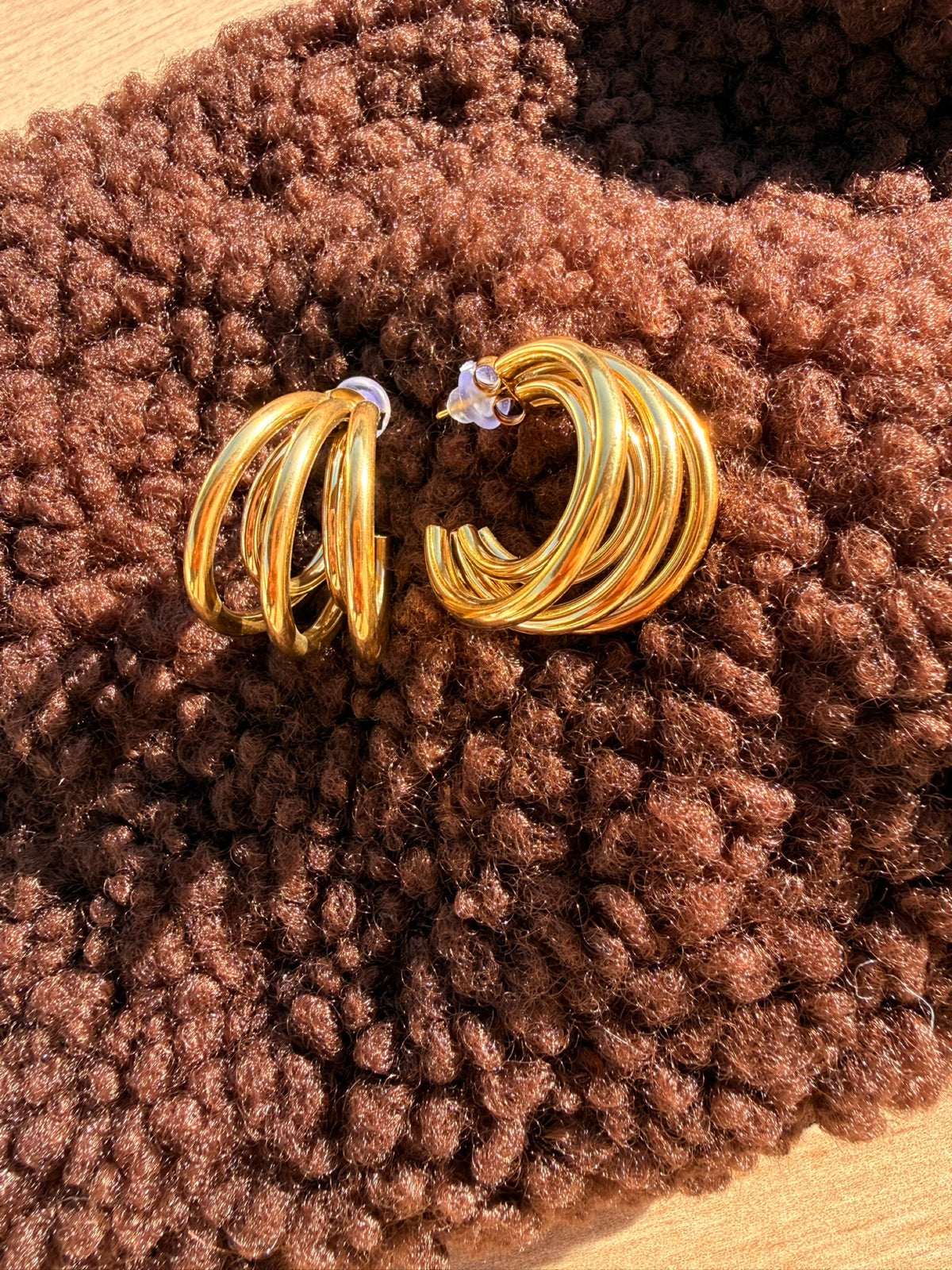Boucles d’oreilles Nessa dorées à courbes superposées, photo originale