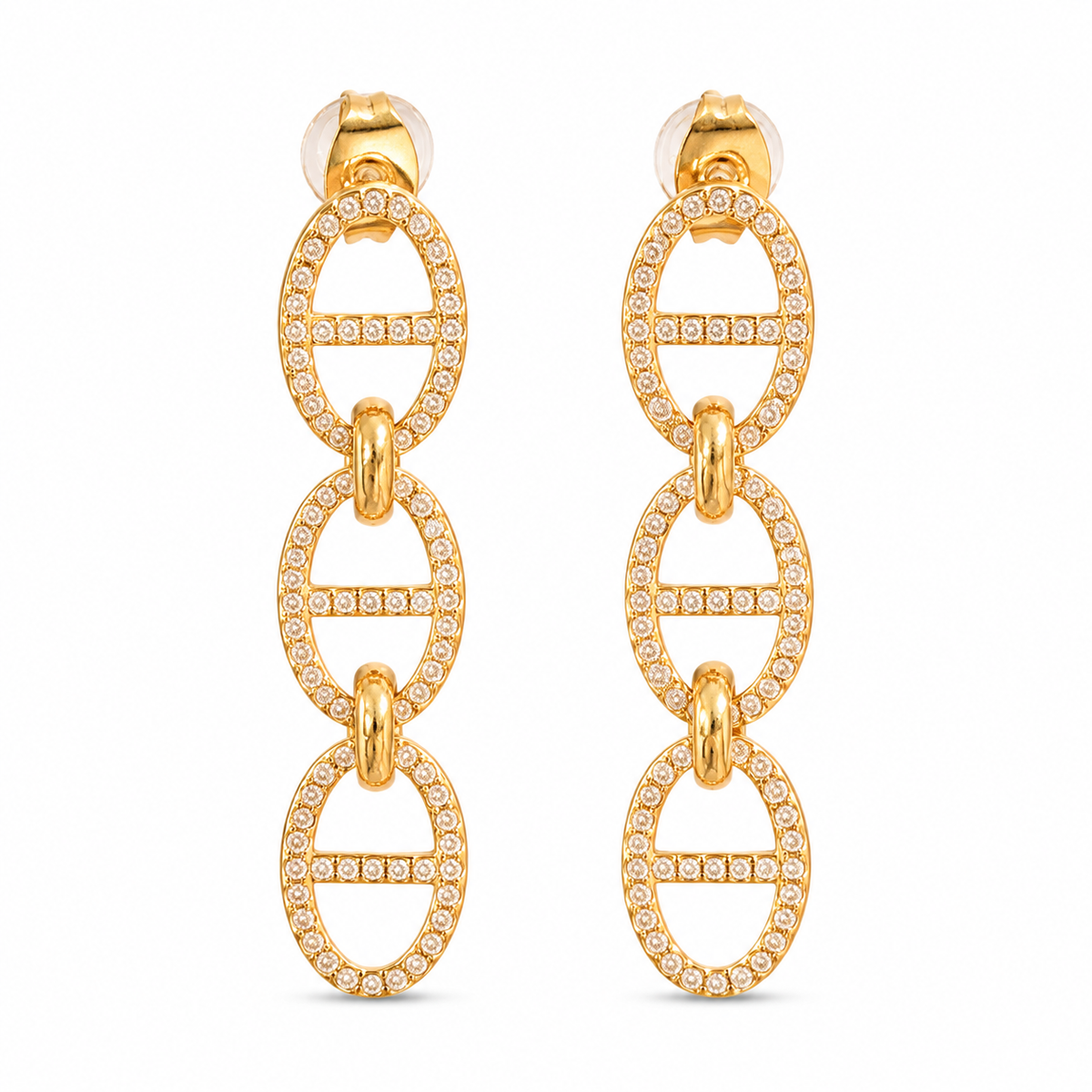 Boucles d’oreilles Séréna dorées à maillons ovales sertis sur fond blanc