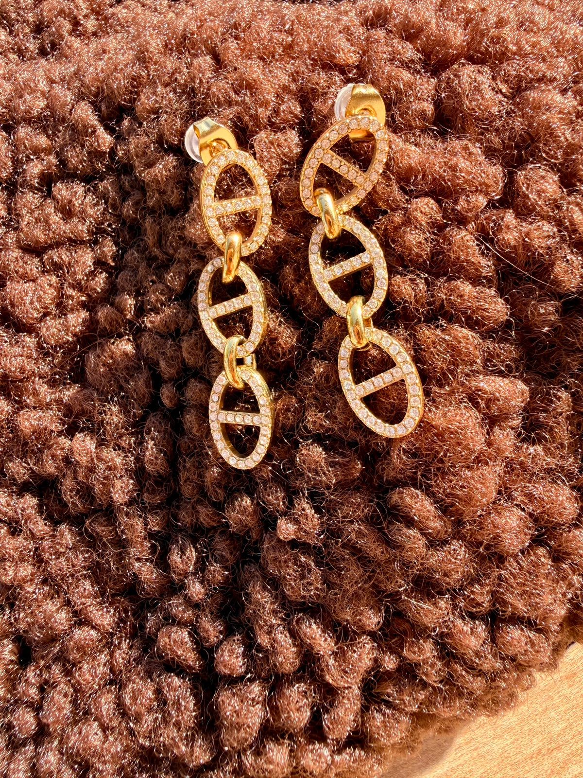 Boucles d’oreilles Séréna dorées à maillons ovales sertis, photo originale