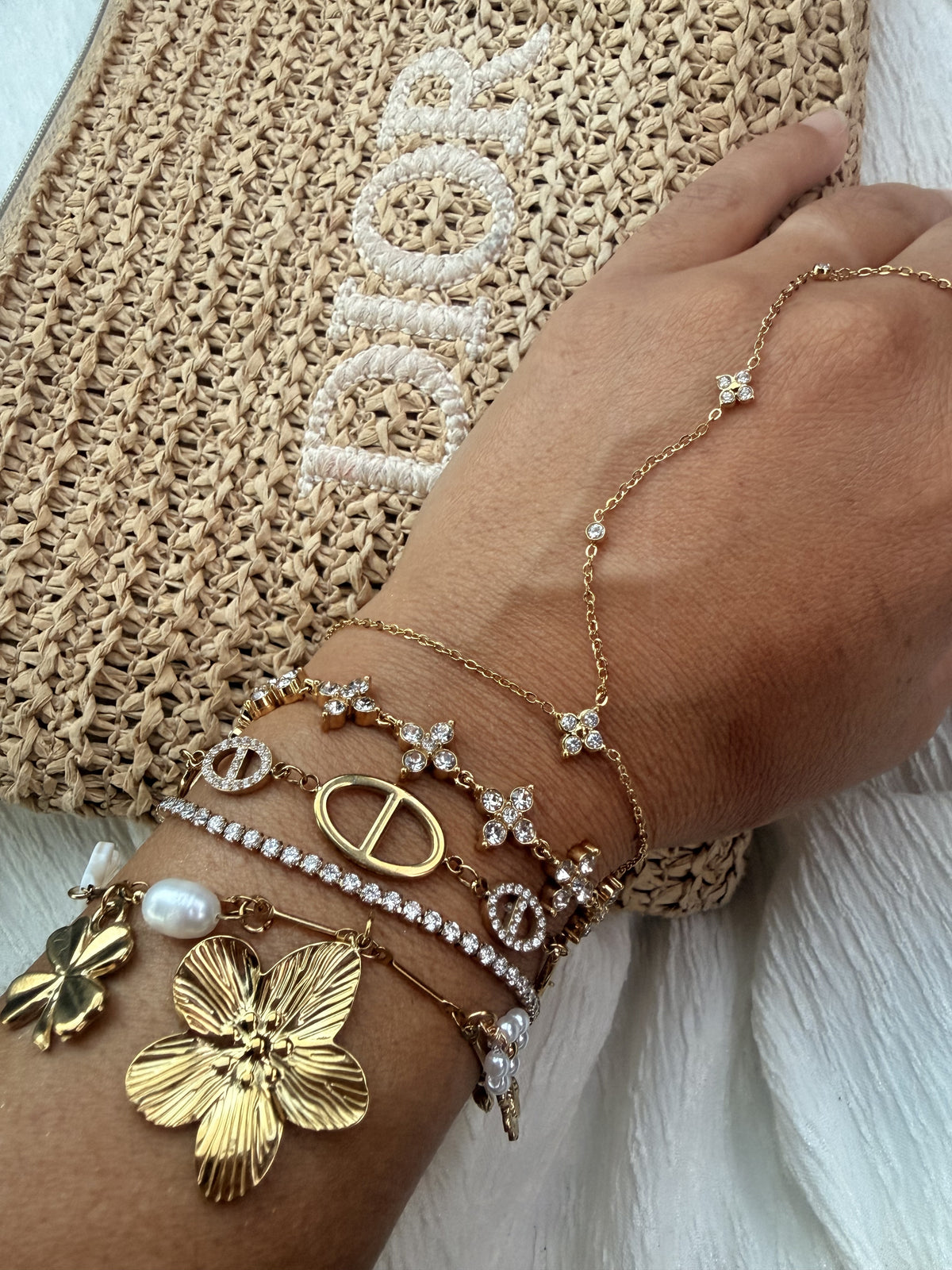 Bracelet Séfora doré porté au poignet