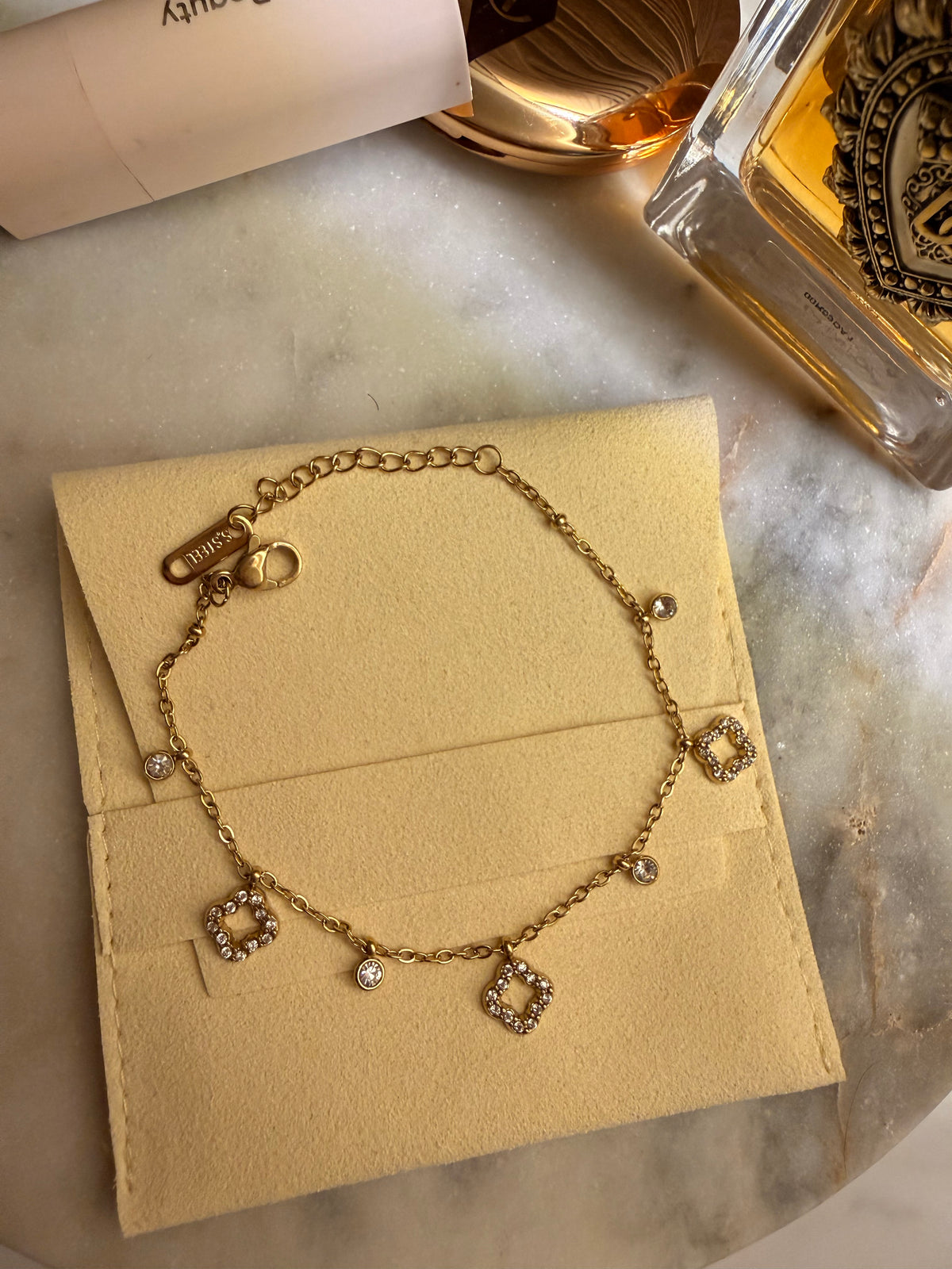 Bracelet Ziya doré avec trèfles sertis et pierres rondes – photo originale