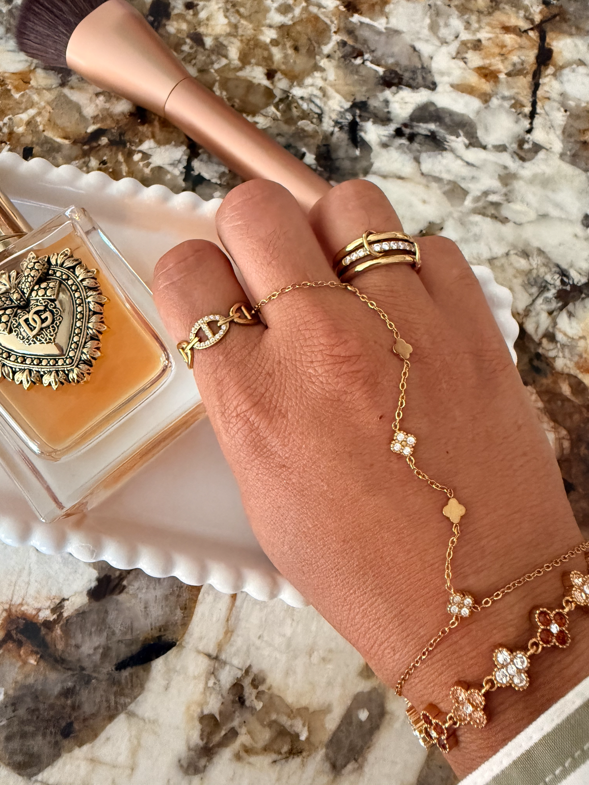 Composition portée : bracelet Inaya, bague Éclat Marine et chaîne de main Livia