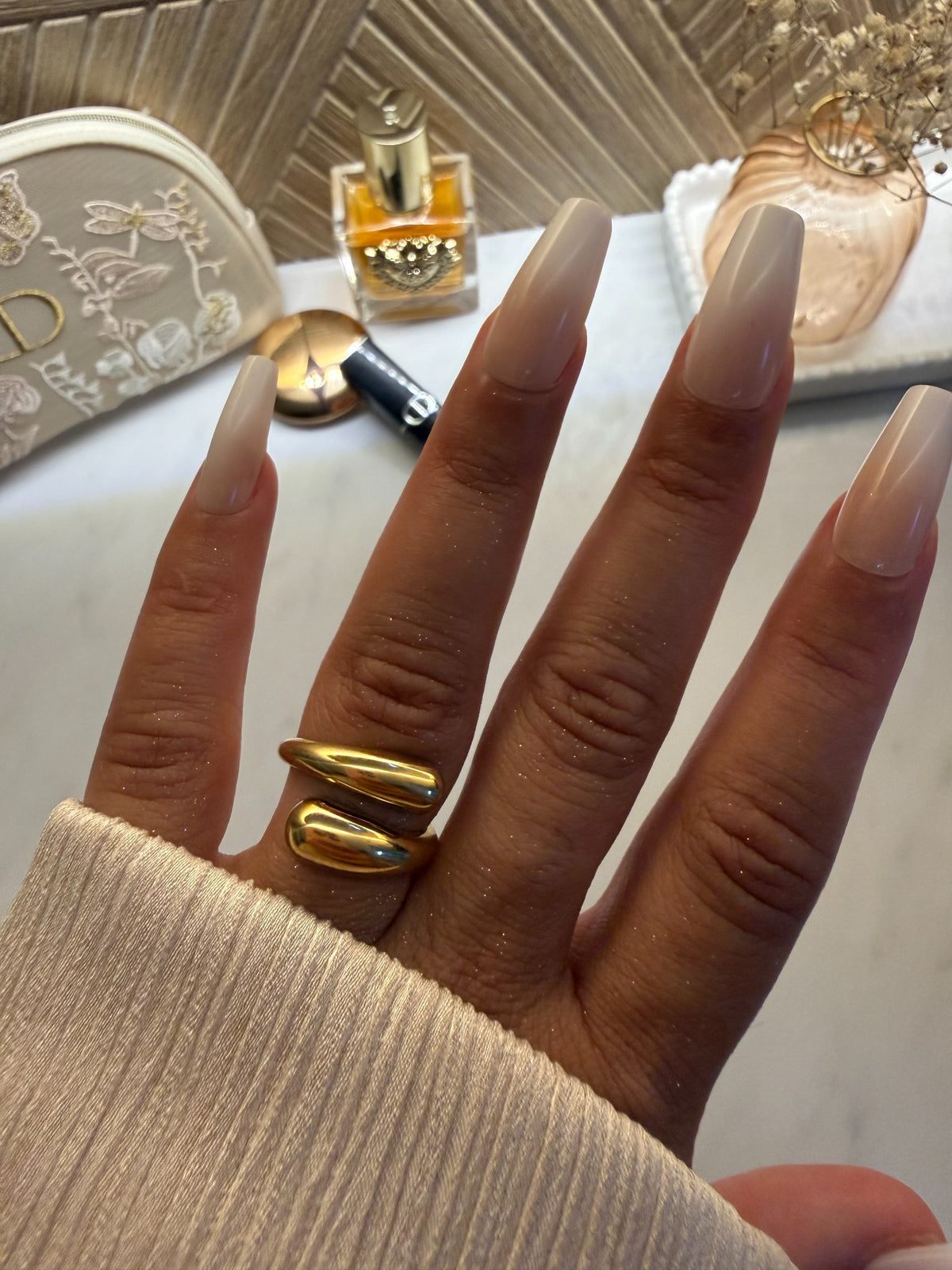 Bague Naya dorée portée - Saeya Jewels